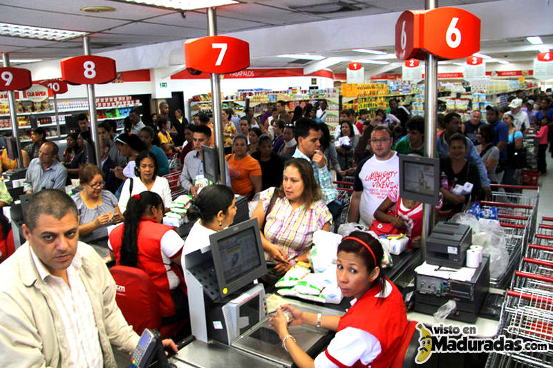 Consumidores-en-cola-en-auto-mercados-de-Venezuela-800x533