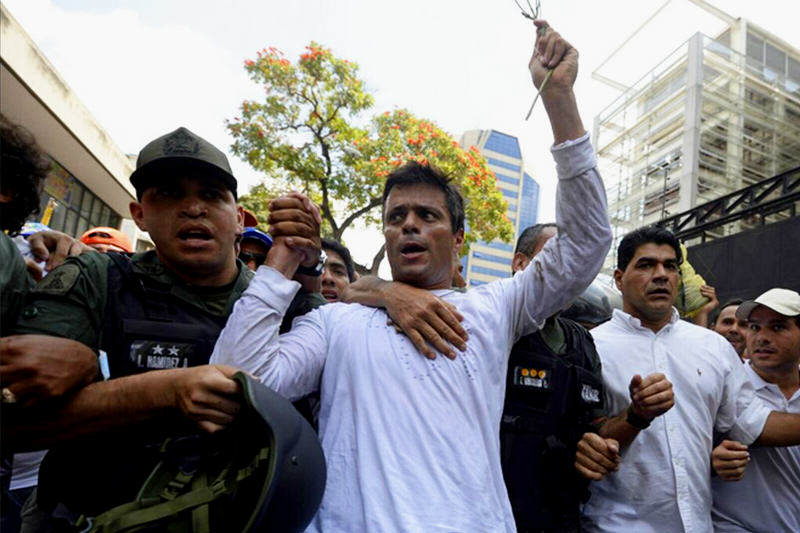 Leopoldo Lopez se entrega