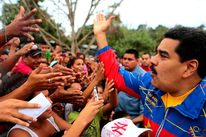 Nicolas-Maduro-y-chavistas