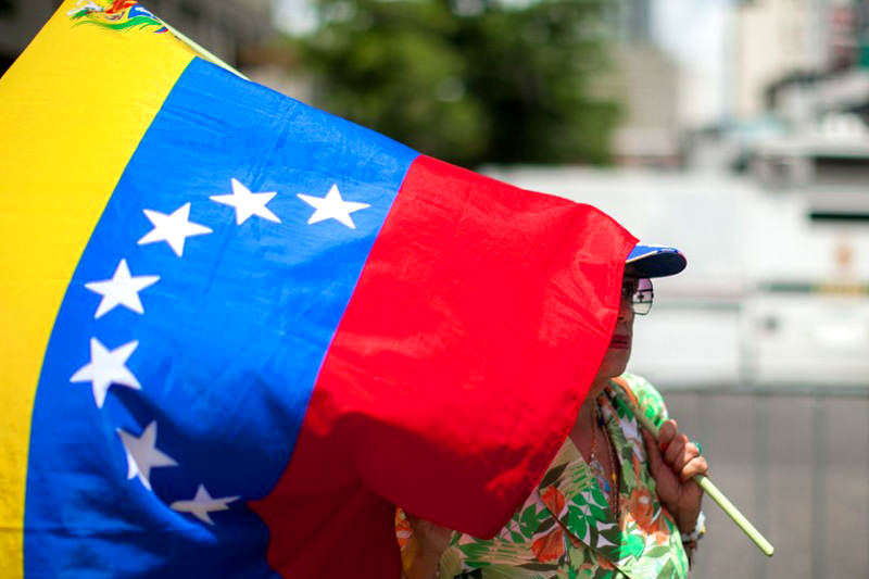 protesta-bandera-venezuela-calle