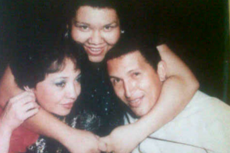 La bruja Cristina Marksman (centro) y su amante Herma (dcha), junto a un joven Hugo Chávez. CEDIDA A EL MUNDO