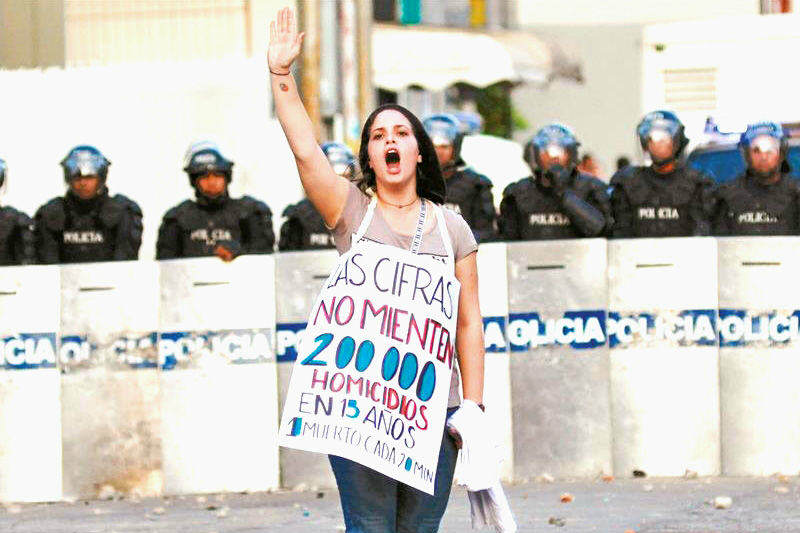 Protestas en Venezuela Estudiantes 12M Valencia (2)