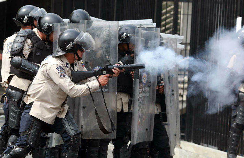 http://www.maduradas.com/wp-content/uploads/2014/04/Represion-Protestas-en-Venezuela-GNB-3.jpg