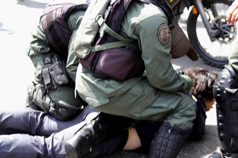 http://www.maduradas.com/wp-content/uploads/2014/05/protestas-en-venezuela-1.jpg
